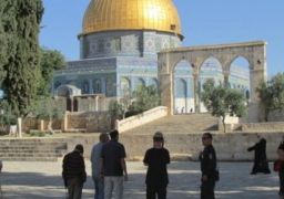 مستوطنون يجددون اقتحامهم لباحات الأقصى وسط حراسة من شرطة الاحتلال