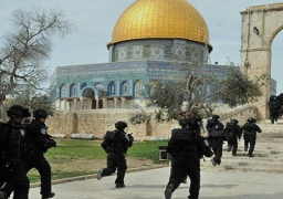 مستوطنون إسرائيليون يقتحمون المسجد الأقصي وسط حراسة شرطة الاحتلال