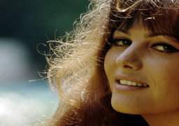 الممثلة العالمية كلوديا كاردينالي تصل القاهرة لتتسلم جائزة فاتن حمامة