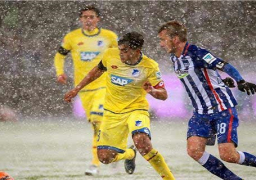 النيران الصديقة تمنح هيرتا فوزا ثمينا وتضاعف محنة هوفنهايم بالدوري الألماني