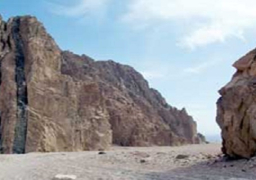 خبير آثار: قوافل التجارة ورحلات التقديس للمسيحيين نقشت على صخور سيناء