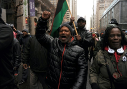 آلاف المتظاهرين في شيكاغو للمطالبة بالعدل في قضية مقتل الشاب الاسود