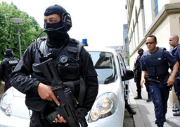 اعتقال 6 من عائلة أحد منفذي هجمات باريس الإرهابية