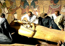 علماء آثار مصريون وأجانب يبحثون وسائل ترميم آثار توت عنخ آمون