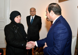 السيسي يلتقى أسرة شهيدى “مجلس الدولة” ويؤكد تقديره لتضحيات رجال القضاء