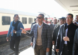 بالصور : خلال جولة في محطة سكة الحديد بالاقصر وزير النقل يقرر نقل مدير المبيعات وكل الصرافين