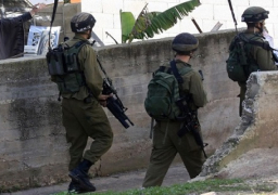 الجيش الإسرائيلي يداهم منازل الفلسطينيين الذين نفذوا عمليات طعن بنابلس