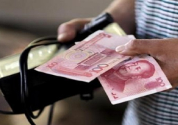 اليوان يغلق على أقل مستوى أمام الدولار في أكثر من 4 سنوات