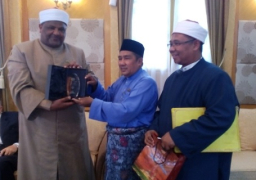 بالصور.. شومان يحاضر عن مستقبل الدعوة الإسلامية ويشهد احتفالا بالمولد النبوي في ماليزيا