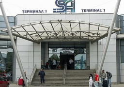 تفتيش شاحنة يتشبه احتواءها على جهاز تفجير أمام مطار “صوفيا” ببلغاريا