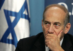 الحكم سنة ونصف على رئيس الوزراء الإسرائيلي السابق لتورطه بقضايا فساد