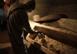 العثور على تمثال لـ “أمنحتب الثالث” بأحد منازل تجار المخدرات بإدفو