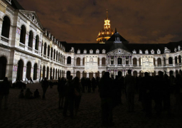 الشرطة الفرنسية تطلق النار على سيارة اقتحمت قصر الانفاليد العسكري