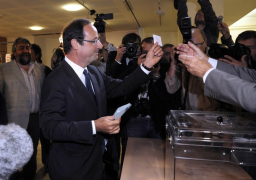 أولاند يدلي بصوته في الدور الأول للانتخابات الإقليمية الفرنسية