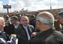 محافظ الجيزة يتفقد الهبوط الارضى بطريق مصر- إسكندرية الصحراوى