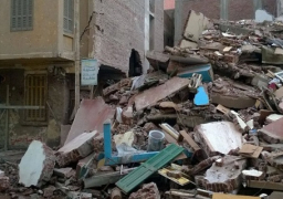 انتشال جثتين لسيدة وفتاة من تحت أنقاض العقار المنهار بالشرقية