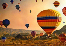 سماء الاقصر تتزين بـ 8 رحلات بالون طائر تقل 145 سائحاً