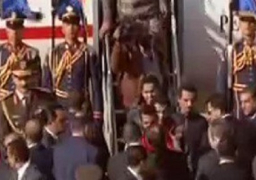 بالفيديو والصور…. الرئيس السيسى يستقبل المصريين العائدين من ليبيا فى مطار القاهرة