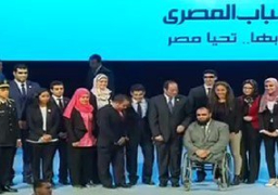 «السيسي» يطالب بصعود الشباب الذى ظهر في فيلم وثائقي عن انجازتهم ويصافحهم