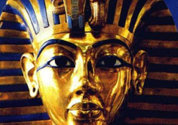 إحالة 8 موظفين للمحاكمة العاجلة لاتهامهم بالإهمال في ترميم “قناع الملك توت عنخ آمون”