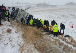 مصرع 8 لاجئين وإصابة 42 آخرين فى انقلاب حافلة ركاب بغربي تركيا