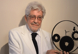 رحيل المخرج السينمائي الإيطالي “اتيوري سكولا” عن عمر يناهز 84 عاما