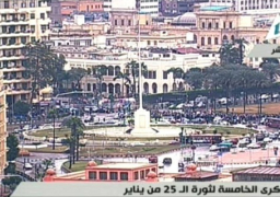 عشرات المواطنين يواصلون احتفالاتهم بالتحرير ويوزعون الورود على رجال الشرطة