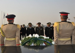قائد المنطقة المركزية العسكرية يضع إكليل من الزهور على النصب التذكاري لشهداء الشرطة