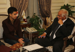 محافظ القاهرة يستقبل الطالب المصري الأول عالمياً في مجال البحث العلمي