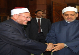 مفتي الجمهورية يهنئ شيخ الأزهر باختياره شخصية العام