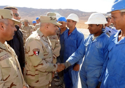 وزير الدفاع يتفقد عددا من المشروعات التنموية للهيئة الهندسية