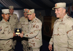 بالصور..وزير الدفاع يلتقي بمقاتلى الجيش الثالث الميدانى