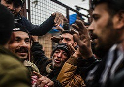اليونان تعتقل ستة أشخاص لتزويرهم وثائق لطالبى اللجوء