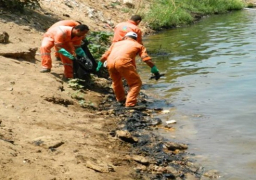 “البيئة”: الانتهاء من إزالة التلوث الزيتى بنويبع.. واستمرار أعمال التنظيف برأس غارب