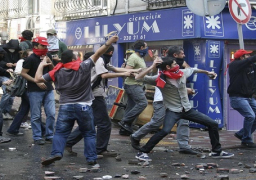 إصابة شخصين بجروح بعد فتح النار على متظاهرين سلميين بجنوبي تركيا