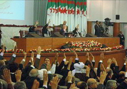 البرلمان الجزائري يقر تعديلات دستورية تحدد الرئاسة بفترتين وتعترف باللغة الأمازيغية