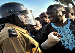 الشرطة الأوغندية تلقي القبض على منافس موسيفيني في الانتخابات الرئاسية