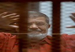 تأجيل محاكمة مرسي و 10 آخرين لاتهامهم بالتخابر لقطر إلى الخميس