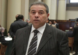 توفيق عكاشة يفاجئ رئيس مجلس النواب بتقبيل رأسه