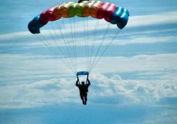 فريق العراق للقفز بالمظلات يصل إلى القاهرة للمشاركة بالبطولة الدولية بالأهرامات