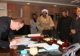 محافظ بني سويف يكرم أسرة شهيد القوات المسلحة بواحة سيوه