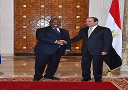 مصر والجابون تتفقان على أهمية التصدي لتدفق المال والسلاح للتنظيمات الإرهابية في ليبيا