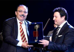 ..”عبد الظاهر” يهدي مفتاح الإسكندرية لهاني شاكر