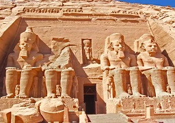 وزير الأثار:ظاهرة تعامد الشمس مرتبطة فقط بمعبد رمسيس الثانى بأبوسمبل