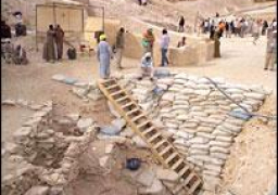 “الآثار” تعلن الكشف عن بقايا مركب خشبي بأبو صير