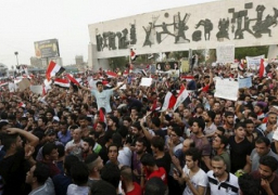 آلاف المتظاهرين والمعتصمين يؤدون”صلاة موحدة” على أبواب المنطقة الخضراء وسط بغداد