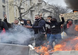 اعتقال 15 شخصا في اشتباكات بين الشرطة ومعارضين لمشروع قانون العمل بفرنسا