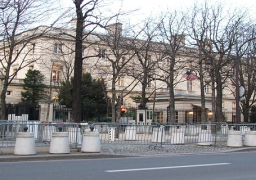 السفارة الأمريكية بباريس تحث رعاياها على تجنب الحشود خلال احتجاجات النقابات العمالية