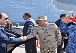 السيسي يقرر ترقية قائد القوات البحرية إلى رتبة فريق