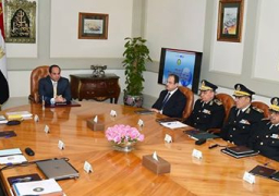 الرئيس يجتمع بوزيرى الدفاع والداخلية وعدد من كبار قادة القوات المسلحة والشرطة